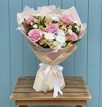 Букет цветов из:  Гвоздики, Орхидеи и Розы в Островном