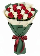 Букет Микс из красных и белых роз в Островном