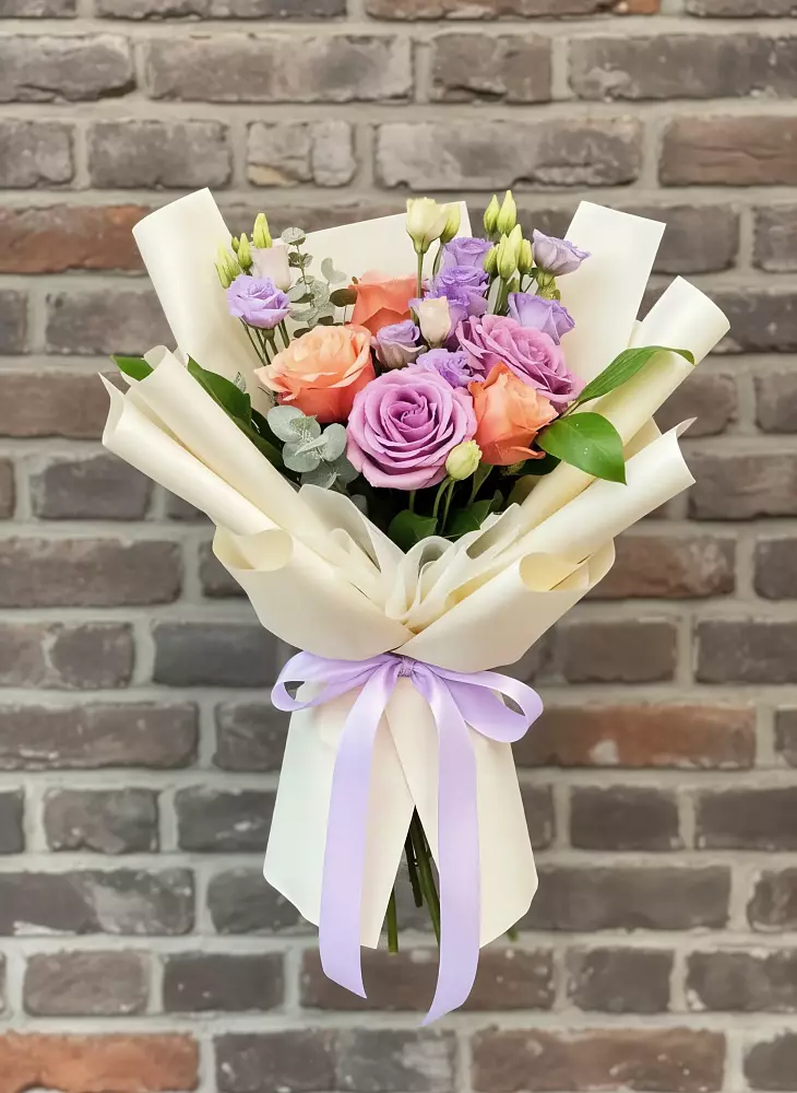 Букет цветов из: Лизиантусы и Розы в Островном