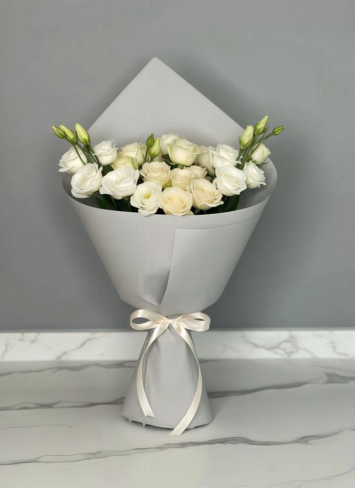 Букет цветов из: Розы и Лизиантусы в Островном