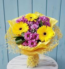 Букет цветов из:  Хризантемы и Герберы в Островном