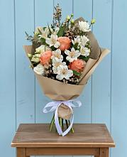 Букет цветов из:  Альстромерии, Лизиантусы, Розы и Хризантемы в Островном