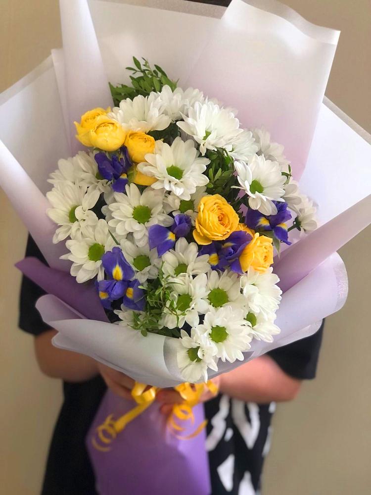 Букет цветов из: Ирисы, Хризантемы и Розы в Островном