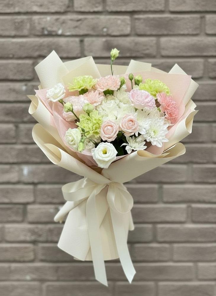 Букет цветов из: Гвоздики, Розы, Лизиантусы и Хризантемы в Островном