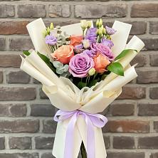 Букет цветов из:  Лизиантусы и Розы в Островном