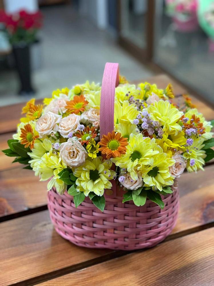 Цветочная композиция из Хризантемы и Розы в корзине в Островном
