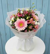 Букет цветов из:  Герберы, Альстромерии и Лизиантусы #REPLACE_PRED# Островном