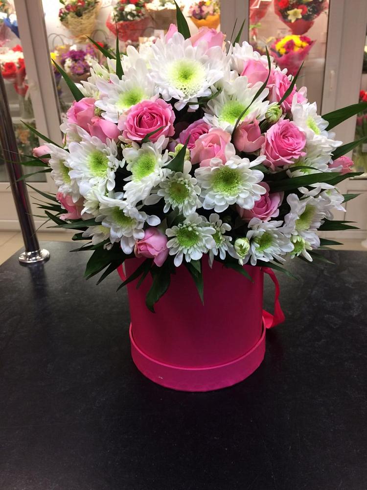 Цветочная композиция из Розы и Хризантемы в шляпной коробке в Островном