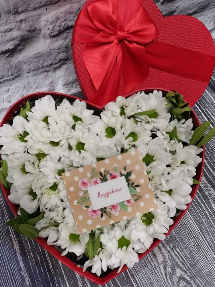 Цветочная композиция из Хризантемы в виде сердца в Островном