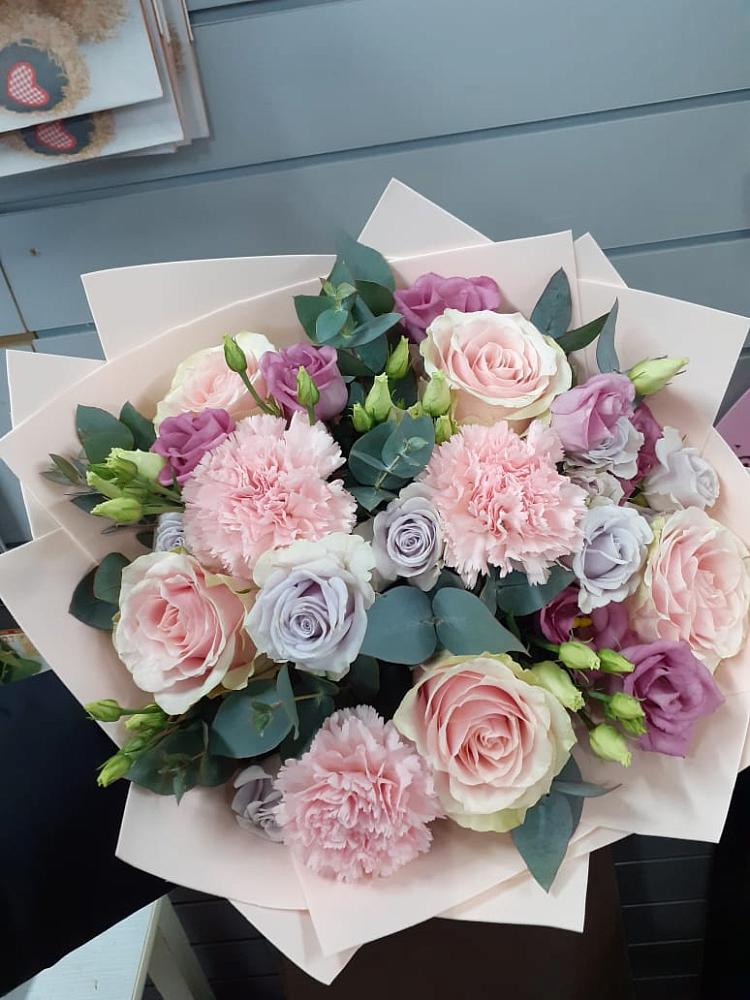 Букет цветов из: Розы, Гвоздики и Лизиантусы в Островном