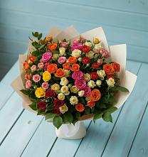 Букет Микс из разноцветных кустовых роз в Островном