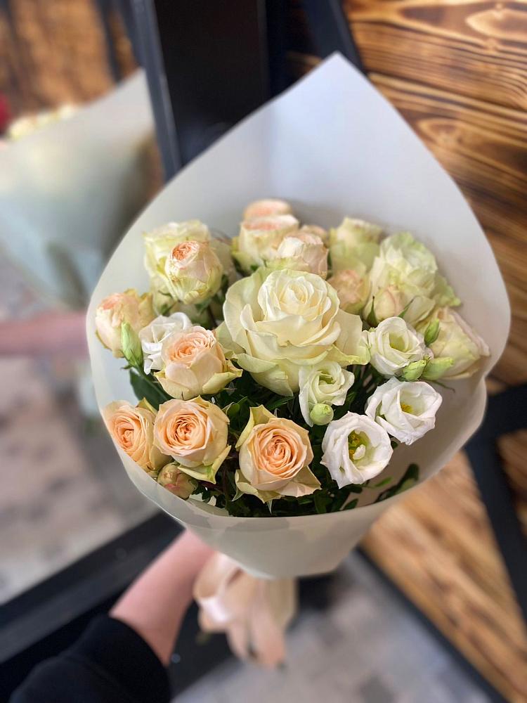 Букет цветов из: Розы и Лизиантусы в Островном