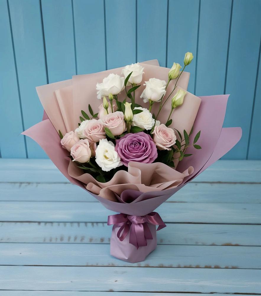 Букет цветов из: Розы и Лизиантусы в Островном